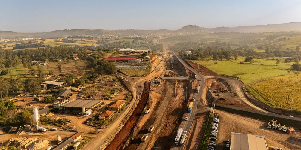 O feriado deve aumentar o fluxo de veículos nas rodovias