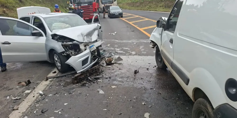 As cinco pessoas envolvidas na batida, o motorista do Kangoo e os quatro ocupantes do Voyage, sofreram ferimentos
