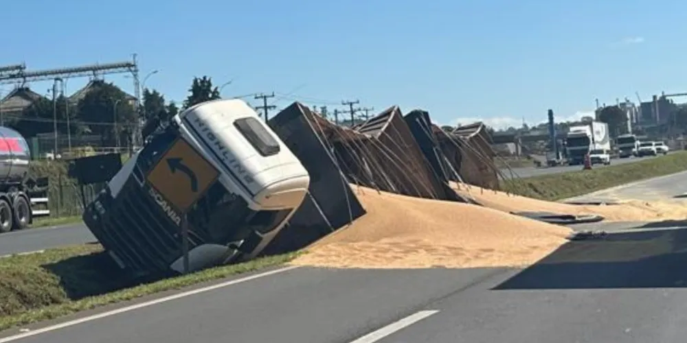 Com o tombamento, parte da carga ficou espalhada sobre a pista
