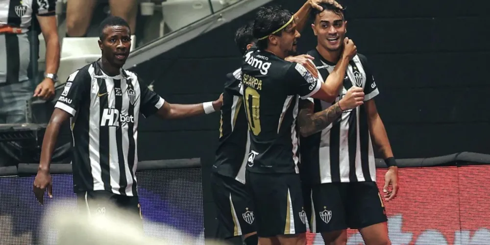 Reinier celebra com seus companheiros seu gol no triunfo do Atlético-MG sobre o Vitória