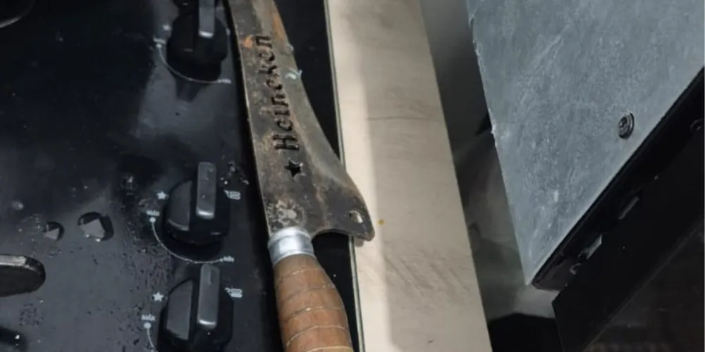 Mulher teria utilizado uma faca para correr atrás do marido durante a confusão, segundo relato de testemunha.