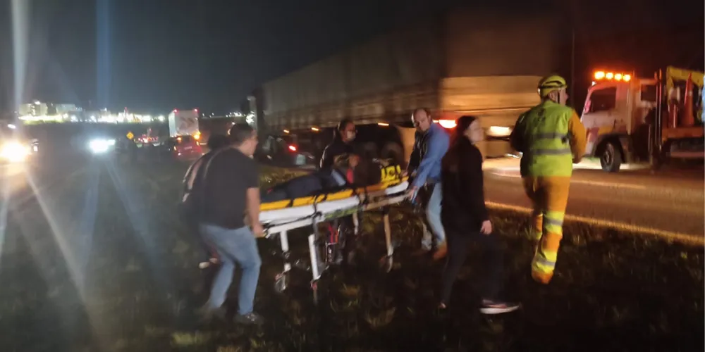 Motociclista sofreu ferimentos graves e está recebendo atendimento no local.