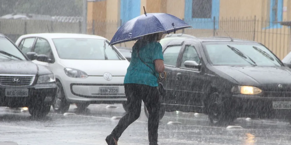 De acordo com o INMET, são esperados volumes de chuva entre 30 e 60 milímetros