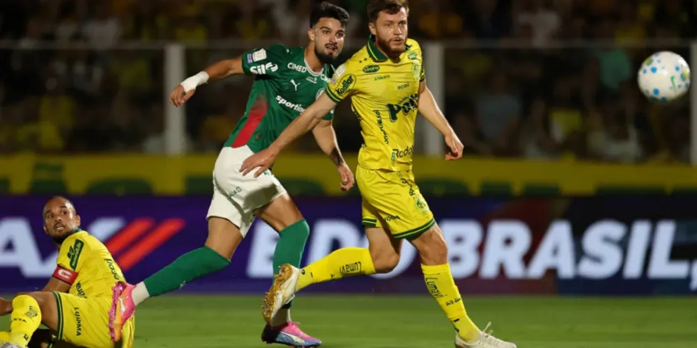 Flaco López em ação no duelo entre Mirasosl e Palmeiras