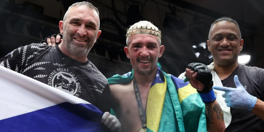 Rickson 'The King' Zenidim posou ao lado de seu pai e treinador, Paulão Zenidim, após sua vitória contra japonês
