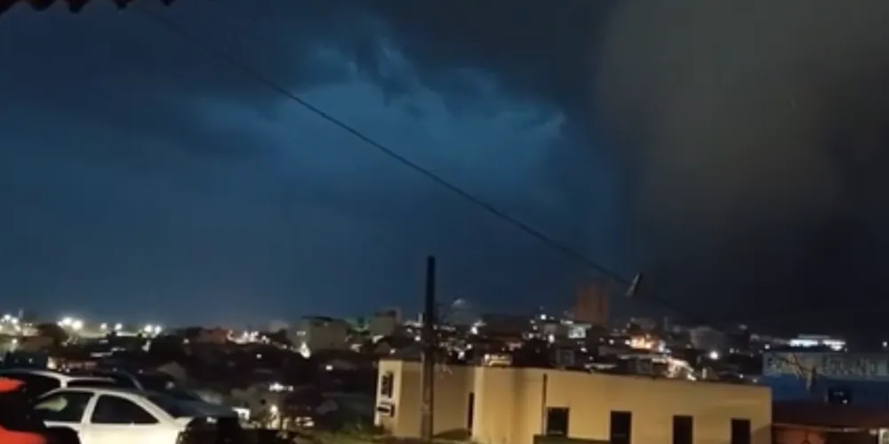 A forte chuva foi registrada no início da noite desta segunda-feira (31)