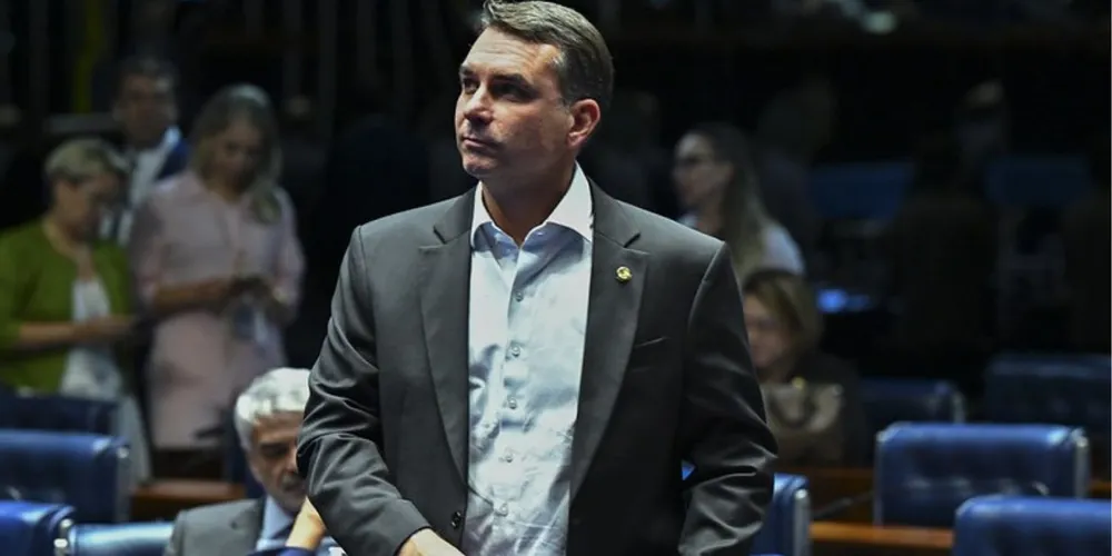 Flávio Bolsonaro defende que STF atue basicamente como uma Corte constituciona