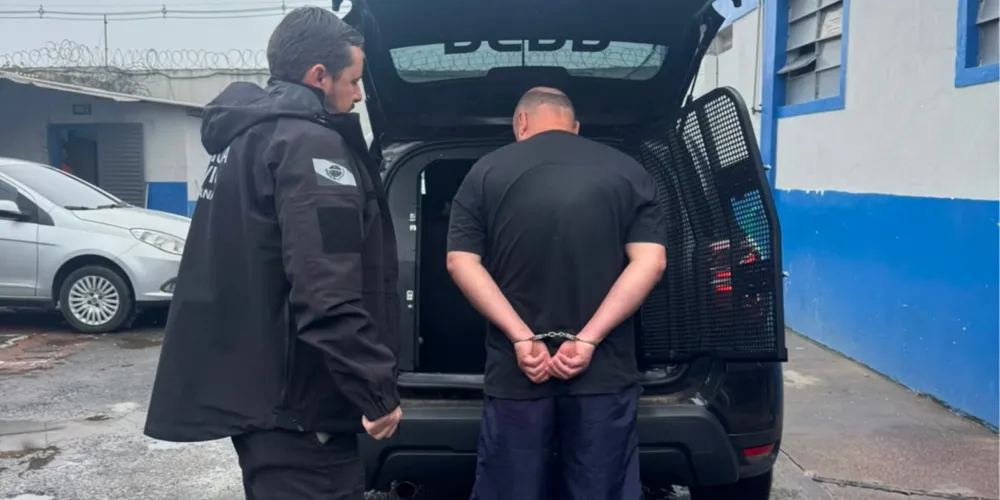 Segundo a PCPR, o homem possui condenações pelos crimes de posse ilegal de arma de fogo, ameaça a policiais militares e desobediência