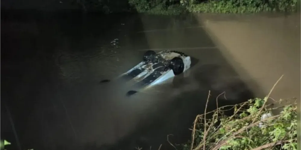 Carro caiu em rio na cidade de Pinhais