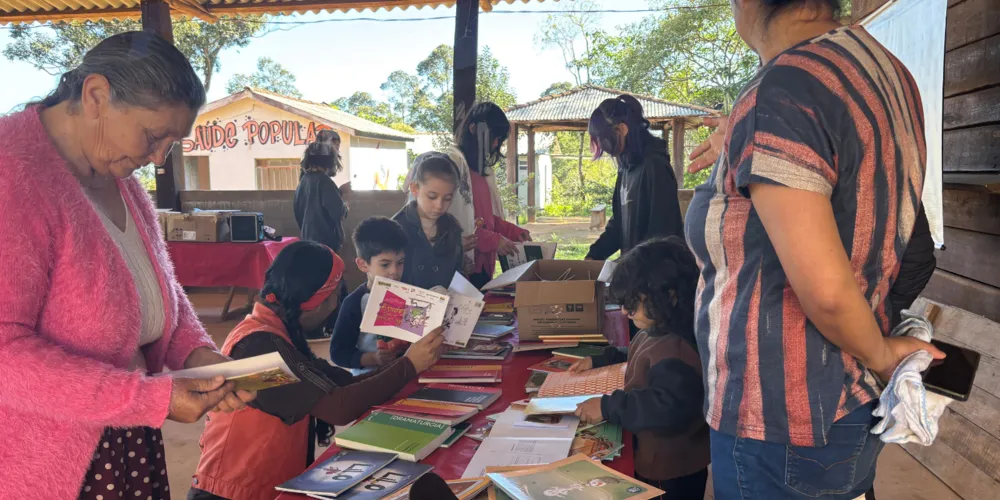 Foram doados 250 exemplares de livros para cada comunidade, com cerca de 60 títulos de autores paranaenses