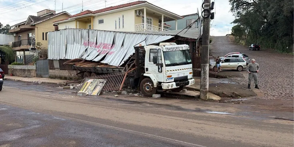 Caminhão após acidente