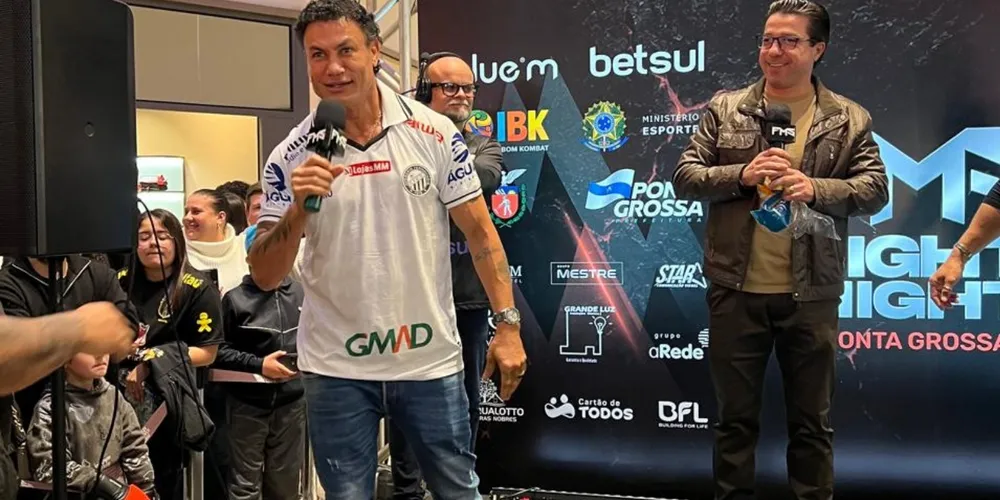Acelino Popó Freitas veste camisa do Operário Ferroviário