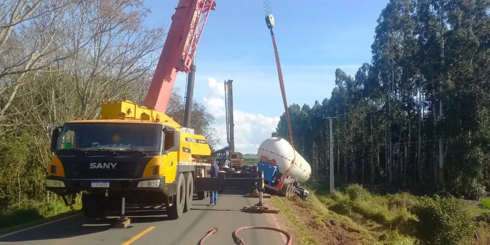 Veículo sendo retirado da BR-376