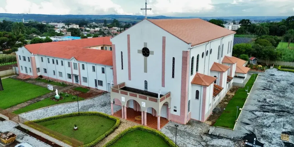 Em Ponta Grossa, a experiência deixará a distância das telas para ser vivida em comunidade, diante do mesmo altar. Entre vozes, palavras e instantes de silêncio, cada participante será convidado a reconhecer e responder ao amor de Cristo