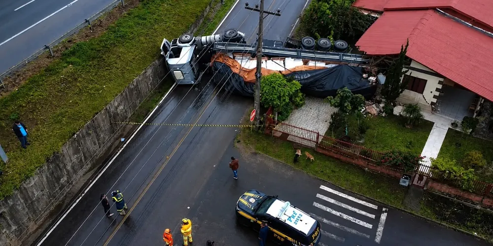 Por conta da ocorrência, a pista marginal da BR-101, no km 437, sentido Norte, foi totalmente interditada