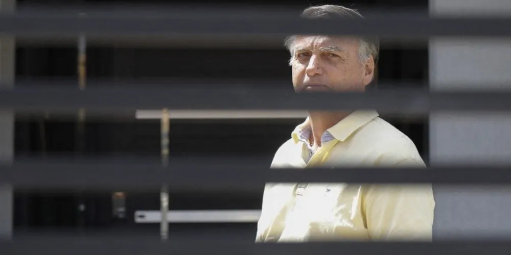 No dia 4 de agosto de 2025, Bolsonaro foi colocado em prisão domiciliar preventiva por determinação de Alexandre de Moraes