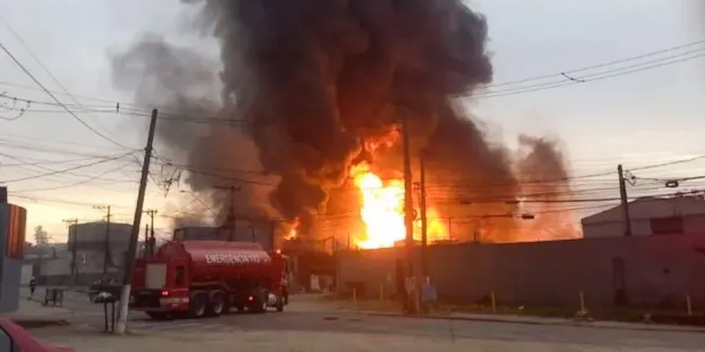 A área interditada está em uma região industrial, a mais de 500 metros das residências mais próximas. Cerca de 200 pessoas foram evacuadas da área no início do incêndio, como medida preventiva