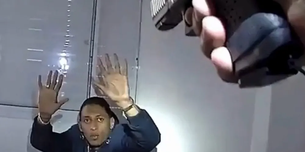 No vídeo, é possível ver os policiais entrarem na casa onde estavam os suspeitos e encontrá-los em um quarto. Assim que os PMs abrem a porta do cômodo, os indivíduos já levantam as mãos e se rendem, sem resistir à abordagem ou realizar qualquer movimentação suspeita