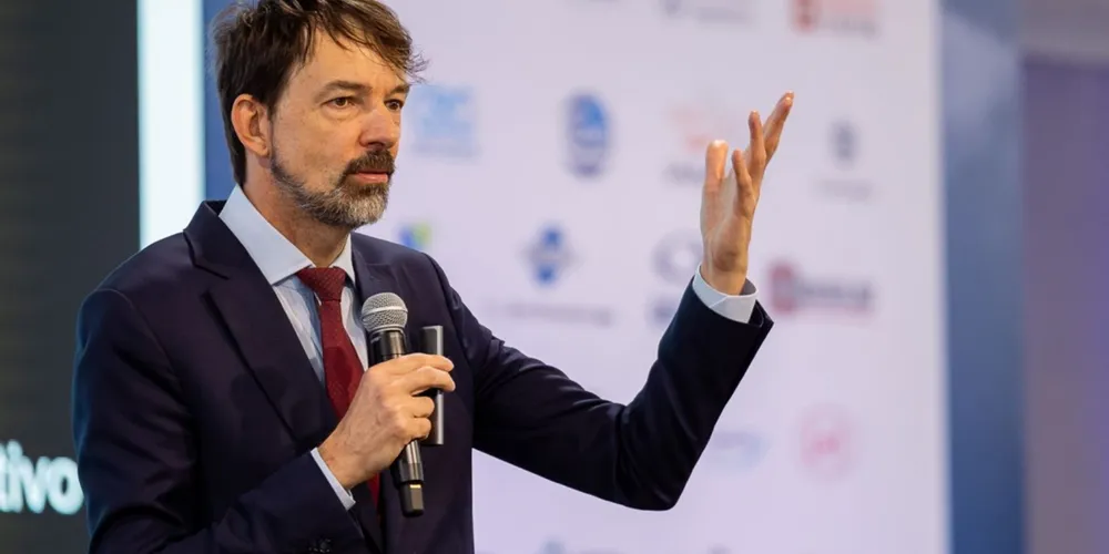 Na primeira palestra do Fórum, Fernando Schüler apresentou uma análise sobre os contrastes e os potenciais do Brasil. Para o professor, apesar dos desafios estruturais enfrentados pelo país, existe setores que demonstram capacidade de competir em nível internacional, entre eles o agronegócio