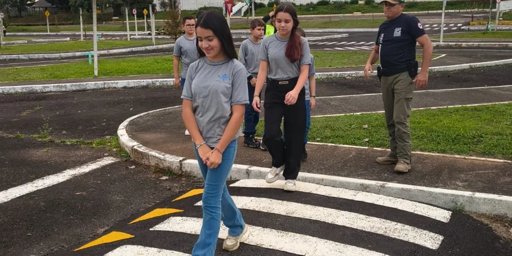A turma também visitou a Escola Prática de Trânsito do Departamento de Estradas de Rodagem (DER), onde os alunos puderam vivenciar situações relacionadas ao trânsito de forma concreta