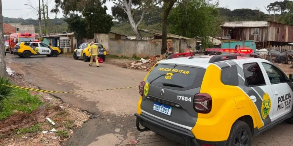 De acordo com o aspirante a tenente Avelar, da PM, os dois suspeitos estavam em uma motocicleta quando abordaram uma mulher e roubaram pertences dela, incluindo o celular