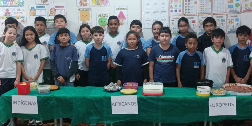 Como atividade de encerramento, os alunos trabalharam o tema “A culinária dos povos formadores do Brasil” e levaram para a sala de aula pratos típicos relacionados às culturas indígena, africana e europeia