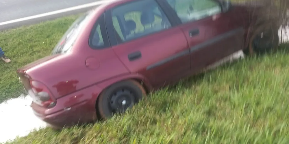 Veículo após acidente na PR-151, em Carambeí