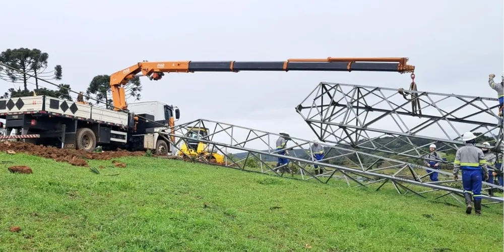 Como a tentativa de religamento automático e remoto não teve sucesso, uma equipe de manutenção foi enviada imediatamente a campo