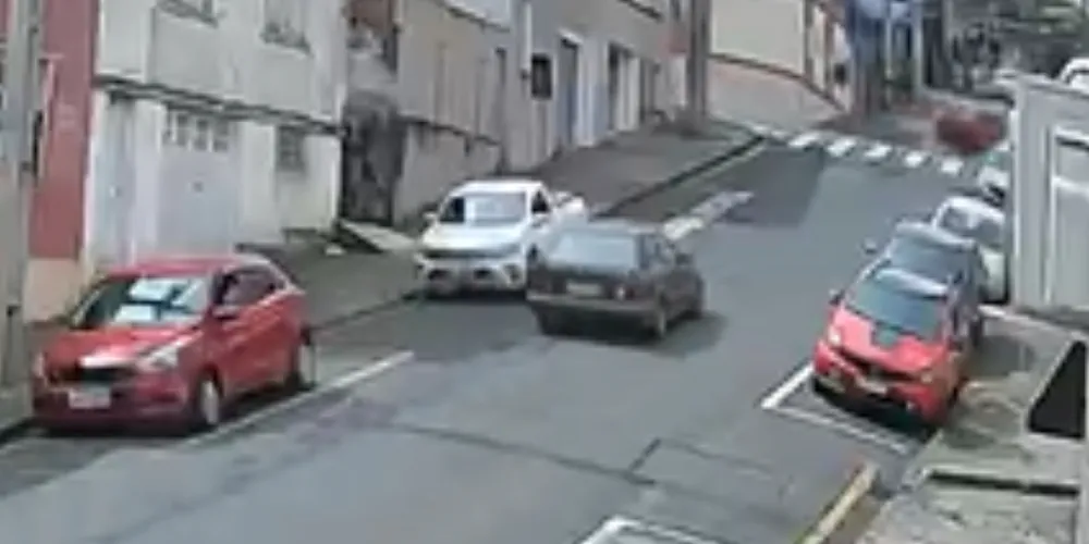 O condutor do Ford Escort deixou o local antes da chegada da equipe de patrulhamento viário