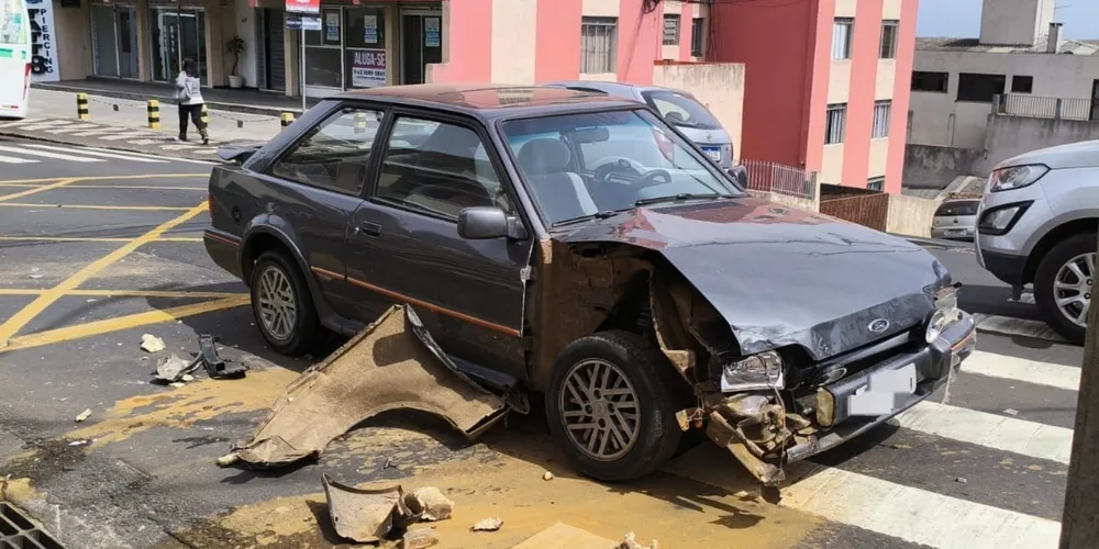 O condutor do Ford Escort deixou o local antes da chegada da equipe de patrulhamento viário.