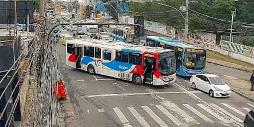 No início desta tarde, havia 33 linhas de ônibus que passam na região com itinerário impactado