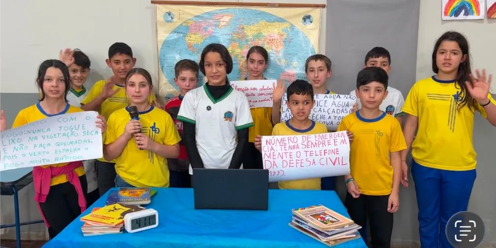 Os alunos assumiram funções de apresentadores e repórteres no “Plantão Climático”, compartilhando conhecimentos sobre o El Niño