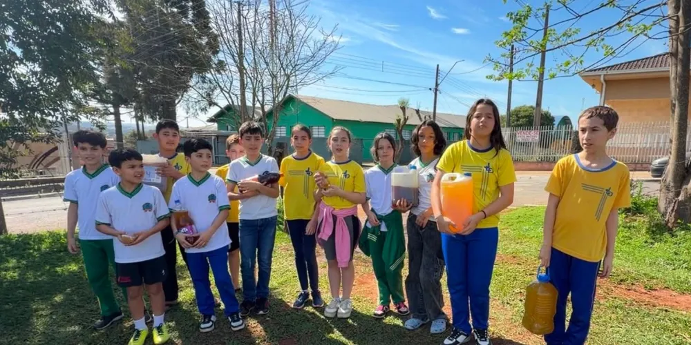 Na etapa prática, os alunos contribuíram com a coleta de óleo de cozinha usado e acompanharam, respeitando os cuidados necessários durante o processo, sua transformação em sabão