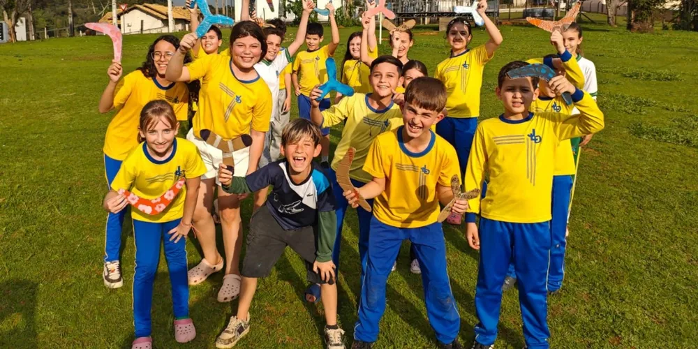 Os educandos confeccionaram bumerangues para simbolizar como as atitudes adotadas em relação à natureza podem gerar consequências