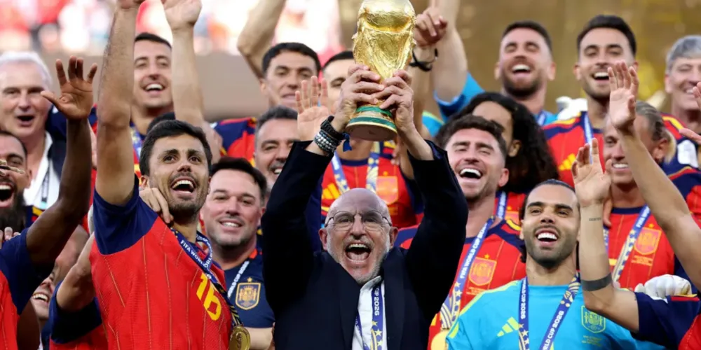 Equipe da Espanha levantando a taça da Copa do Mundo de 2026