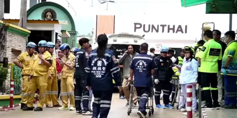 Socorristas e policiais atendem pessoas após ataque na Tailândia