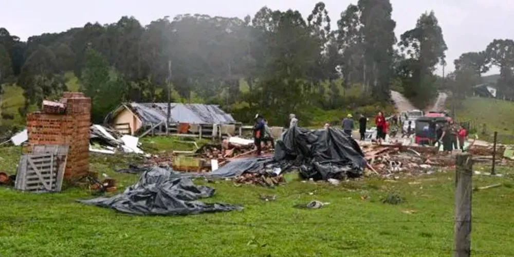 A primeira orientação é fotografar e filmar os prejuízos antes de limpar o local ou remover os materiais atingidos