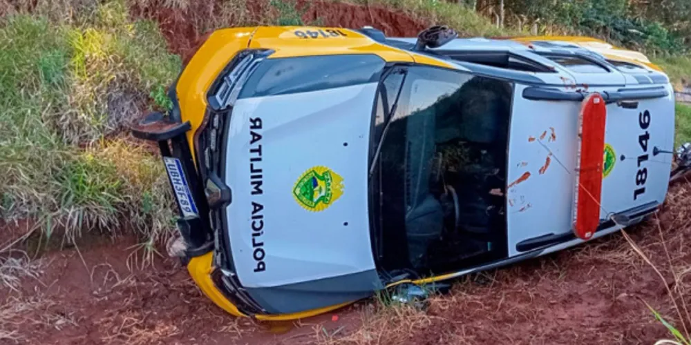 Aproveitando o acidente, o suspeito abandonou a motocicleta alguns metros à frente e fugiu a pé, se escondendo em uma área de mata fechada
