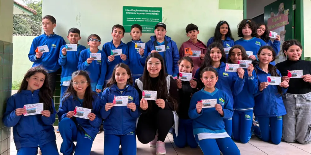 Educandos escreveram suas próprias mensagens e levaram carinho aos que compartilham do seu cotidiano