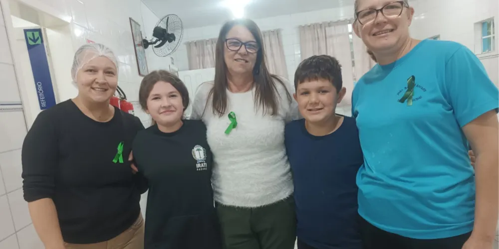 Estudantes levaram campanha e broches para várias pessoas na instituição