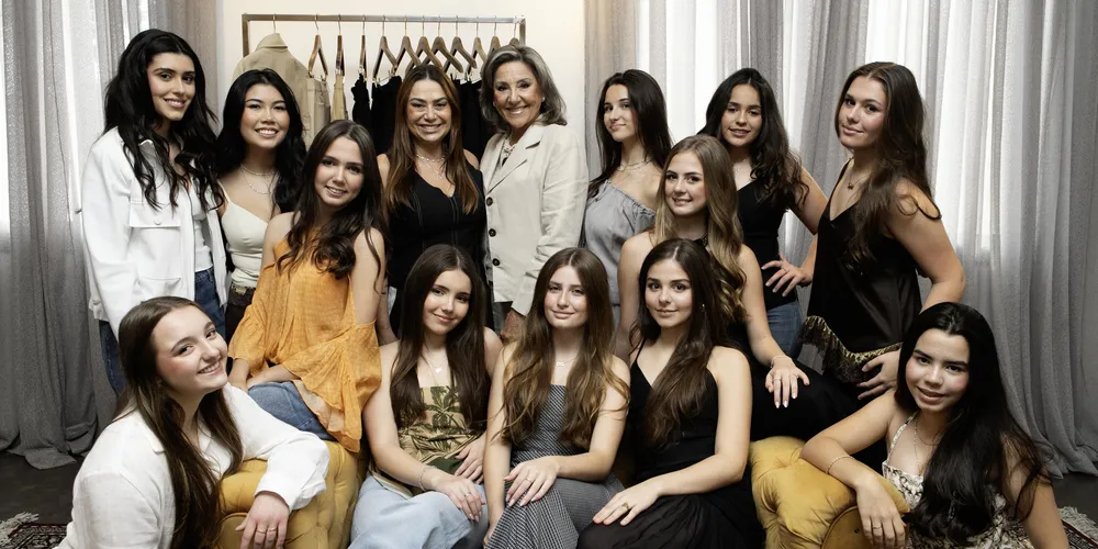 As lindas jovens deram um show de passarela trajando looks especiais da estação