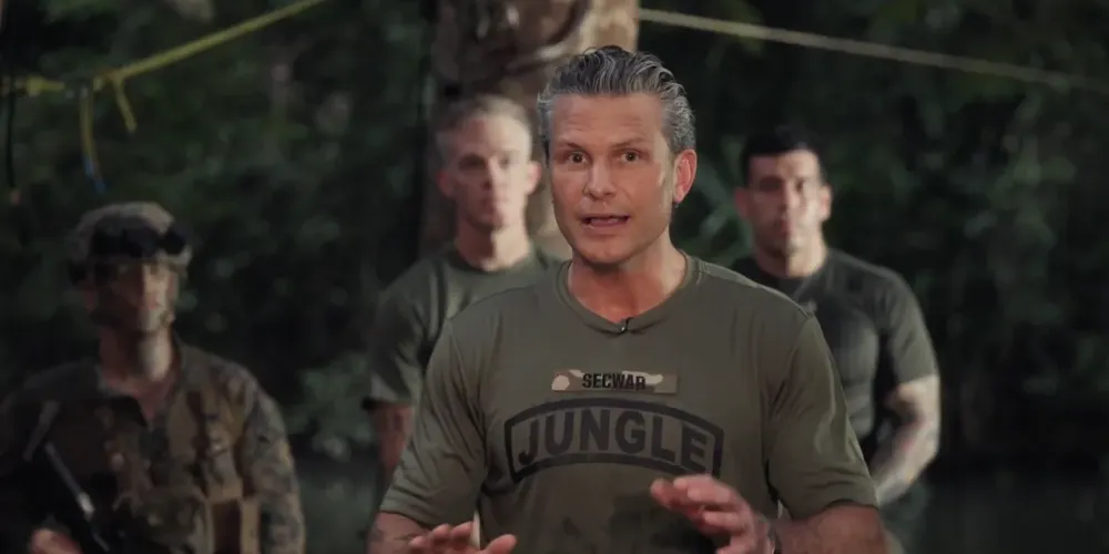O secretário de Defesa dos EUA, Pete Hegseth, em um centro de treinamento militar na selva do Panamá