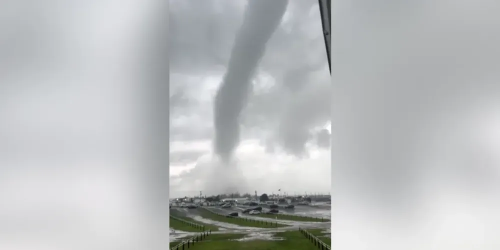Vídeo feito por uma testemunha mostra uma tromba-d'água que se transformou em tornado e causou danos em Atlantic Beach, Nova York