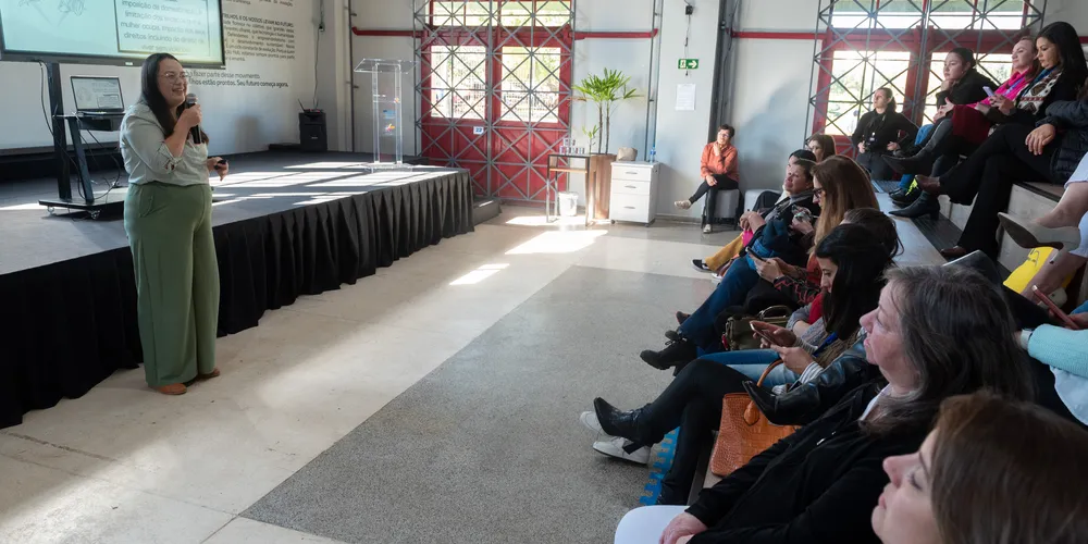 Palestra do projeto Dona de Mim, no Estação Hub