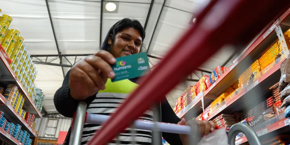 As famílias podem utilizar o benefício em mercados credenciados distribuídos por diversas regiões da cidade