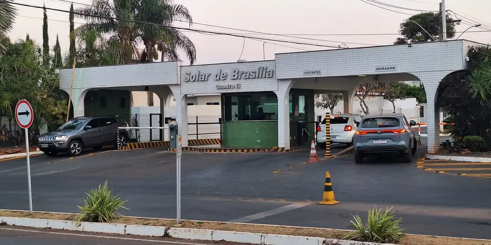 Bolsonaro está em prisão domiciliar e quer autorização para receber os filhos Carlos, Jair Renan e Flávio Bolsonaro