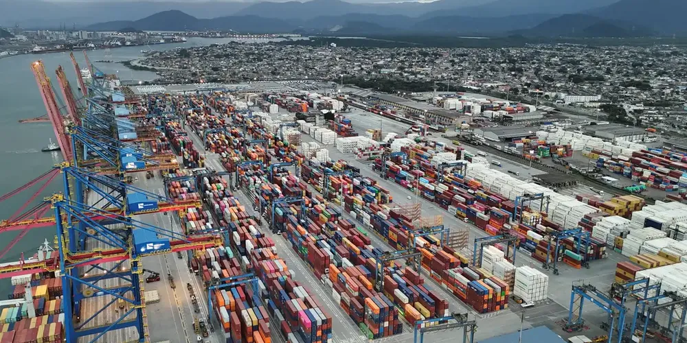 A redução do déficit foi impulsionada principalmente pelo desempenho da balança comercial