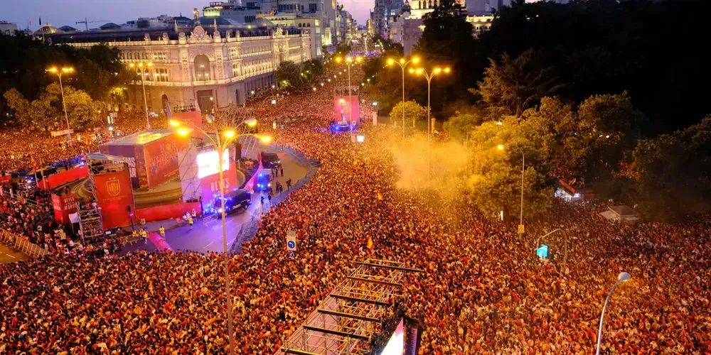 Quase dois milhões de pessoas, muitas vestindo as camisetas da seleção e agitando bandeiras vermelhas e douradas, se reuniram na capital espanhola