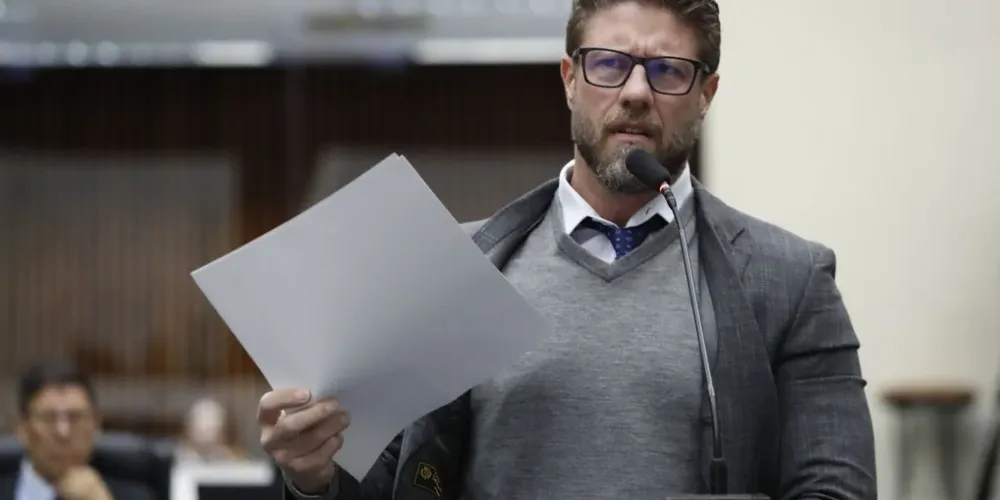 O candidato Requião Filho (PDT) durante discurso na Assembleia Legislativa do Paraná