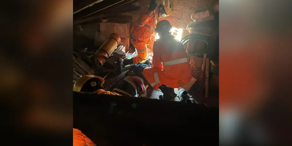 Durante o trabalho, houve uma explosão no interior da estrutura